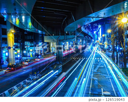 大阪の夜の街を走る車 126519043