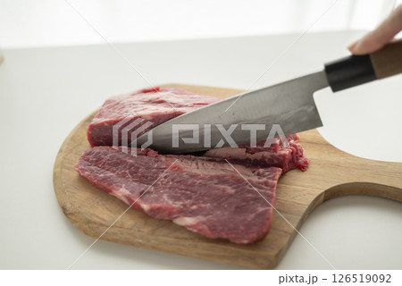 牛ばら肉ブロック切り分け 牛ばら肉ブロック切り分け 126519092