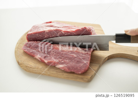 牛ばら肉ブロック切り分け 牛ばら肉ブロック切り分け 126519095