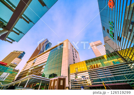 日本の横浜都市景観 横浜駅やJR横浜タワー、ベイシェラトンHなどを望む。夏も近く、この時間でも明るい 日本の横浜都市景観 横浜駅やJR横浜タワー、ベイシェラトンHなどを望む。夏も近く、この時間でも明るい 126519299