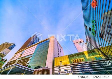 日本の横浜都市景観 横浜駅やJR横浜タワー、ベイシェラトンHなどを望む。夏も近く、この時間でも明るい 日本の横浜都市景観 横浜駅やJR横浜タワー、ベイシェラトンHなどを望む。夏も近く、この時間でも明るい 126519302