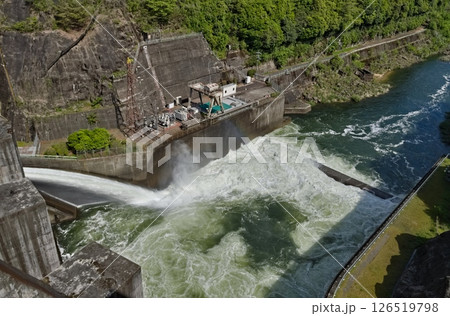 勢いよく放水するダム 126519798