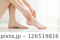 美しい白い肌の女性が健康的な美脚を曲げて足首に手を添えているイメージ 126519816