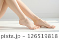 白い肌の女性が健康的な美しい両脚を上げているイメージ 綺麗なかかと 足首 126519818