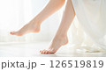 白い肌の女性が健康的な美しい両脚を上げているイメージ 綺麗なかかと 足首 126519819