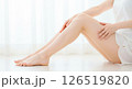 美しい白い肌の女性が健康的な美脚を曲げて手を添えているイメージ 126519820