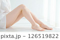 美しい白い肌の女性が健康的な美脚を曲げている脱毛のイメージ 126519822