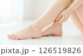 美しい白い肌の女性が健康的な美脚を曲げて足首に手を添えているイメージ 126519826