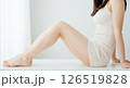美しい白い肌の女性が健康的な美脚を曲げて座っている横からのアングルのイメージ 126519828