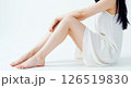 美しい白い肌の女性が健康的な美脚を曲げて座っている横からのアングルのイメージ 126519830