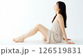 美しい白い肌の女性が健康的な美脚を曲げて座っている横からのアングルのイメージ 126519831