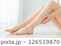 美しい白い肌の女性が健康的な美脚を曲げて足首に手を添えているイメージ 126519870