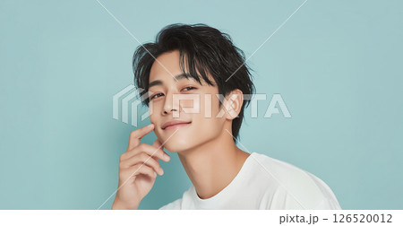 肌が気になる若い男性 肌が気になる若い男性 126520012