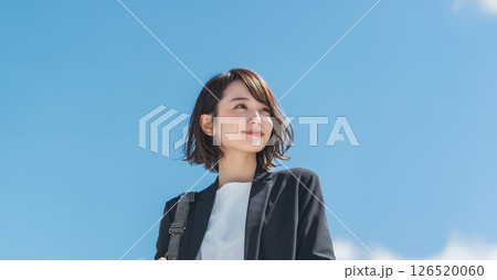 微笑む都会の女性のフレッシュな表情 126520060