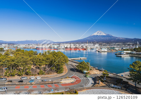富士市の田子の浦港と富士山の風景(静岡県) 126520109