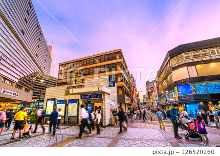 日本の横浜都市景観 5月。相鉄横浜駅や横浜市営地下鉄横浜駅、パルナードSTなどを望む 126520260