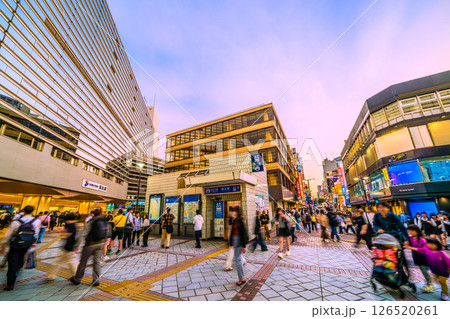 日本の横浜都市景観 5月。相鉄横浜駅や横浜市営地下鉄横浜駅、パルナードSTなどを望む 日本の横浜都市景観 5月。相鉄横浜駅や横浜市営地下鉄横浜駅、パルナードSTなどを望む 126520261