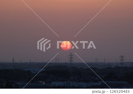 郊外の街と送電線を見下ろす夕景とまんまるな夕日 郊外の街と送電線を見下ろす夕景とまんまるな夕日 126520483