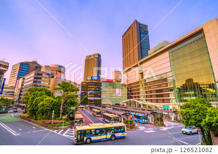 日本の横浜都市景観 夕日を浴びる横浜駅やJR横浜タワーなどを望む 126521082