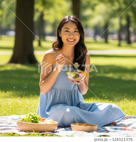 公園で寛ぐ女性 126521376