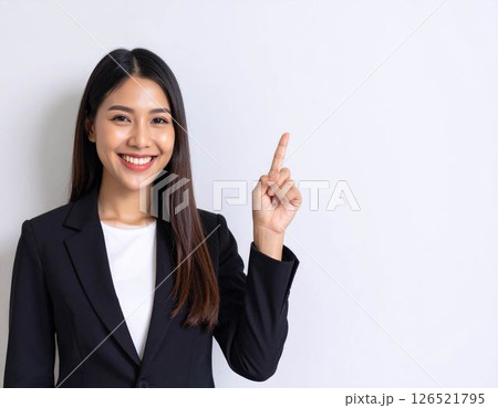 上を指さす女性 126521795