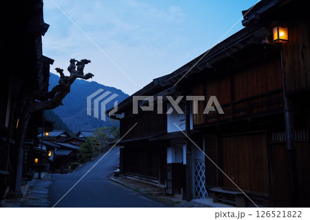 暮れなずみ灯りともる妻籠宿の古い町並み 126521822