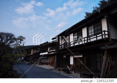 暮れなずみ灯りともる妻籠宿の古い街並み 暮れなずみ灯りともる妻籠宿の古い街並み 126522205
