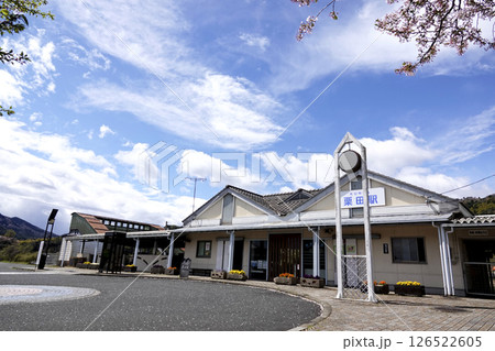 丹後鉄道 青空の栗田駅舎と桜 丹後鉄道 青空の栗田駅舎と桜 126522605