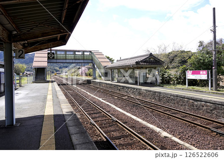 丹後鉄道 栗田駅の跨線橋と線路 プラットホーム 126522606