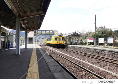 丹後鉄道 栗田駅の跨線橋とホームに入線する電車 126522607