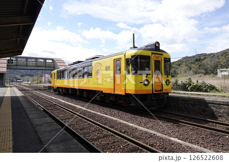 丹後鉄道 栗田駅の跨線橋とホームに入駅する電車 丹後鉄道 栗田駅の跨線橋とホームに入駅する電車 126522608