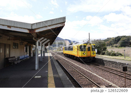 丹後鉄道 栗田駅の跨線橋とホームに入駅する電車 丹後鉄道 栗田駅の跨線橋とホームに入駅する電車 126522609