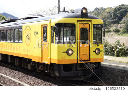 丹後鉄道 栗田駅の跨線橋とホームに停車する電車 126522610