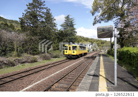 丹後鉄道 栗田駅の跨線橋とホームを出発した電車 丹後鉄道 栗田駅の跨線橋とホームを出発した電車 126522611