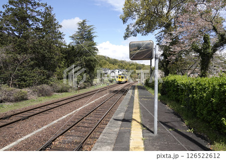 丹後鉄道 栗田駅の跨線橋とホームを出発した電車 126522612