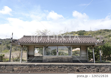 青空の下 地方のローカル鉄道 待合室 126522616