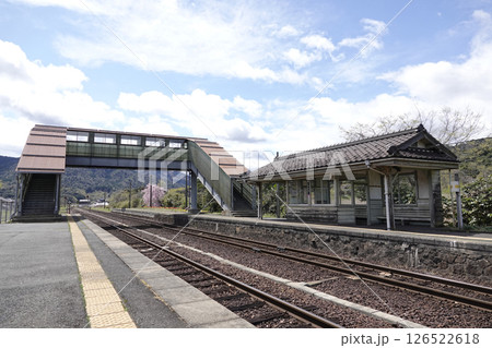 丹後鉄道 栗田駅の跨線橋と線路 プラットホーム 丹後鉄道 栗田駅の跨線橋と線路 プラットホーム 126522618