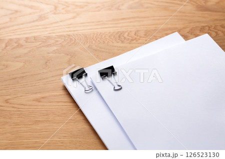 クリップで挟んだ資料 126523130