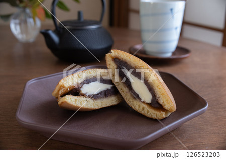 木のテーブルに置かれたあんバターどら焼き 木のテーブルに置かれたあんバターどら焼き 126523203