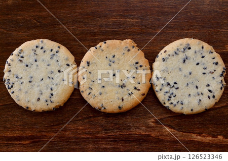 真上から見たテーブル背景の黒ごまクッキー 真上から見たテーブル背景の黒ごまクッキー 126523346