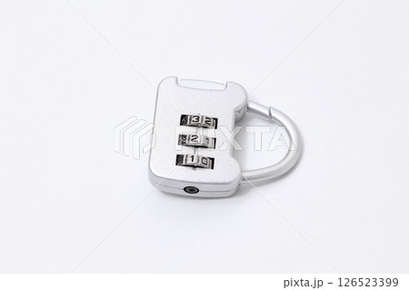 鍵、かぎ、錠、ダイヤル、盗難、防犯、セキュリティ、数字、ロック、守る、南京錠、錠、安全、カギ 126523399