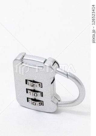鍵、かぎ、錠、ダイヤル、盗難、防犯、セキュリティ、数字、ロック、守る、南京錠、錠、安全、カギ 126523414