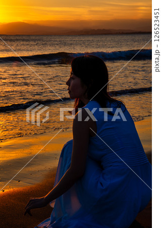 夕焼けの海を眺める女性 夕焼けの海を眺める女性 126523451