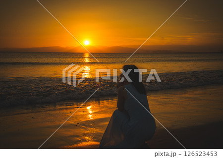 夕焼けの海を眺める女性 夕焼けの海を眺める女性 126523453