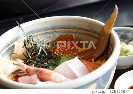 漁港近くの食堂で味わえる新鮮な海鮮丼 漁港近くの食堂で味わえる新鮮な海鮮丼 126523674