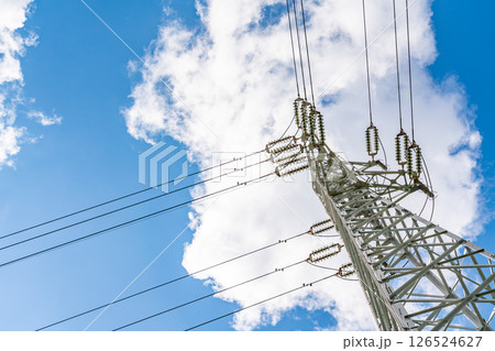 高圧電線の通る鉄塔 高圧電線の通る鉄塔 126524627
