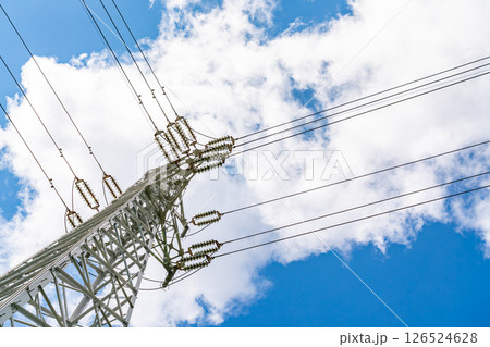 高圧電線の通る鉄塔 高圧電線の通る鉄塔 126524628