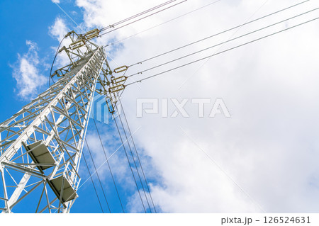高圧電線の通る鉄塔 高圧電線の通る鉄塔 126524631