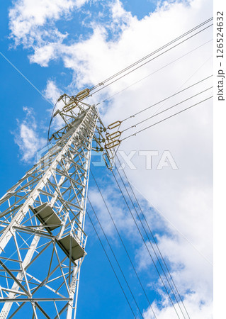 高圧電線の通る鉄塔 126524632