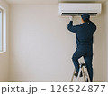 エアコンの修理をする男性作業員 126524877